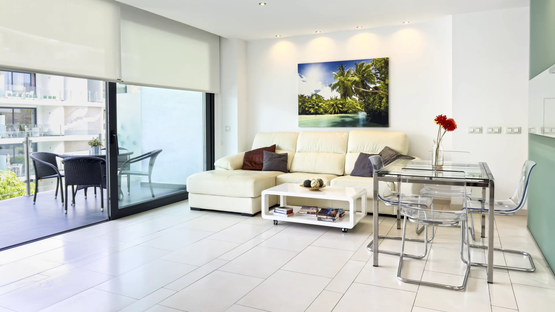 Spacious living room with leather sofa at Las Olas holiday apartment