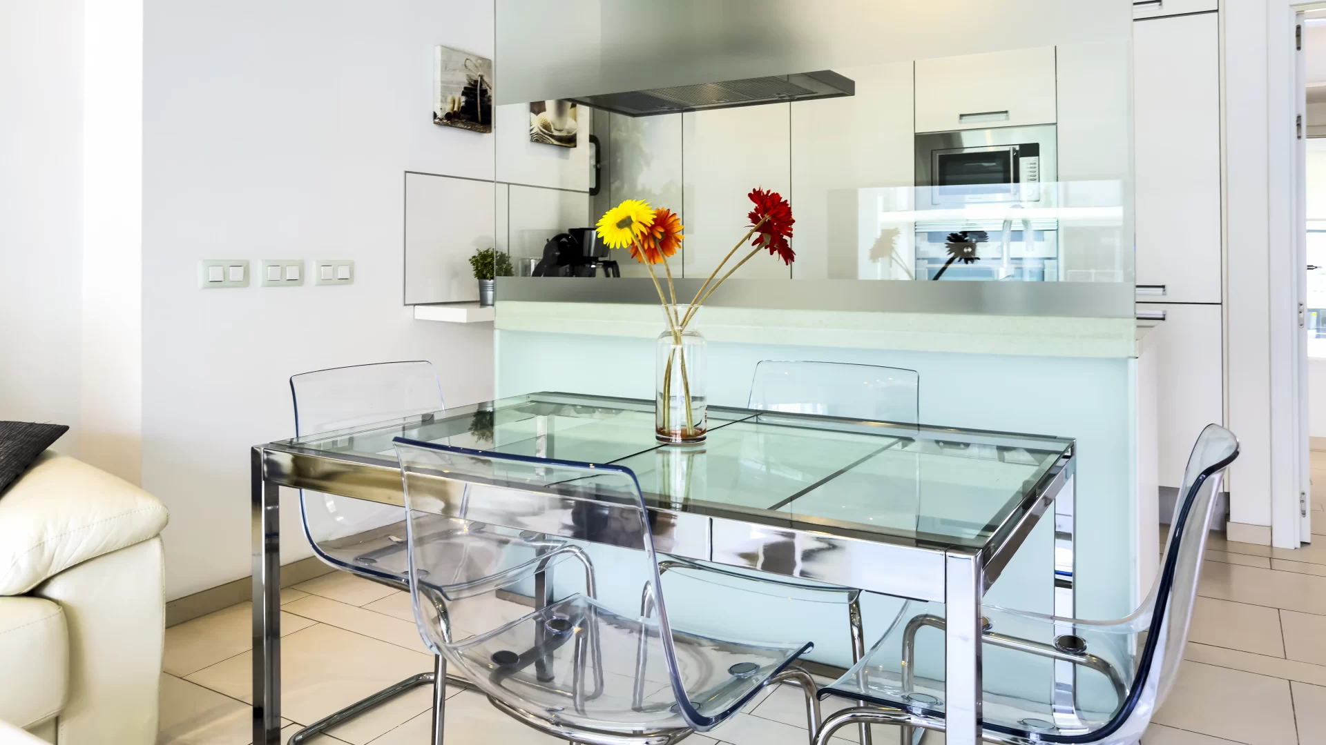 Dining table with flowers at Las Olas Apartment