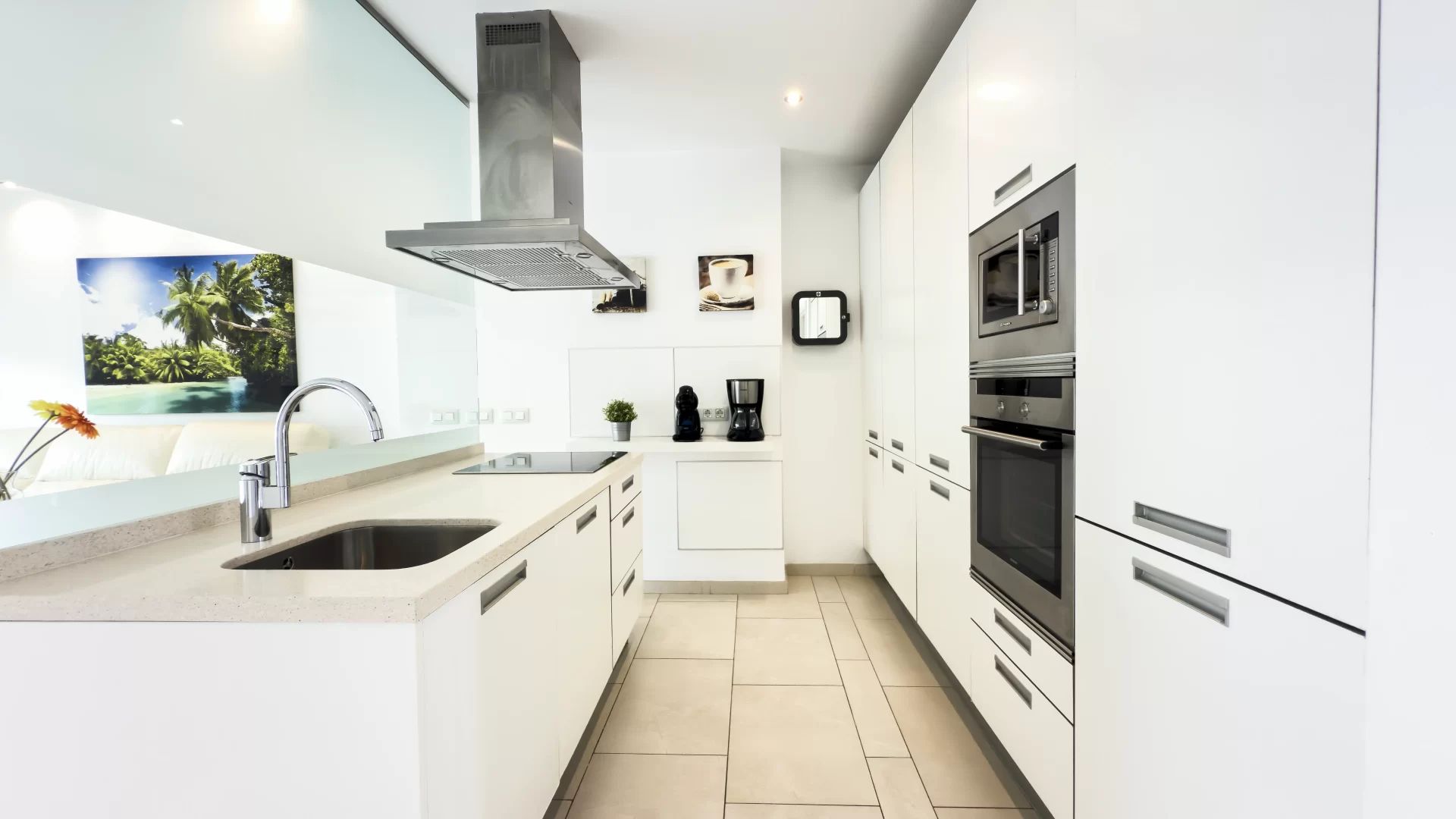 Fully equipped kitchen at Las Olas apartment in Tenerife