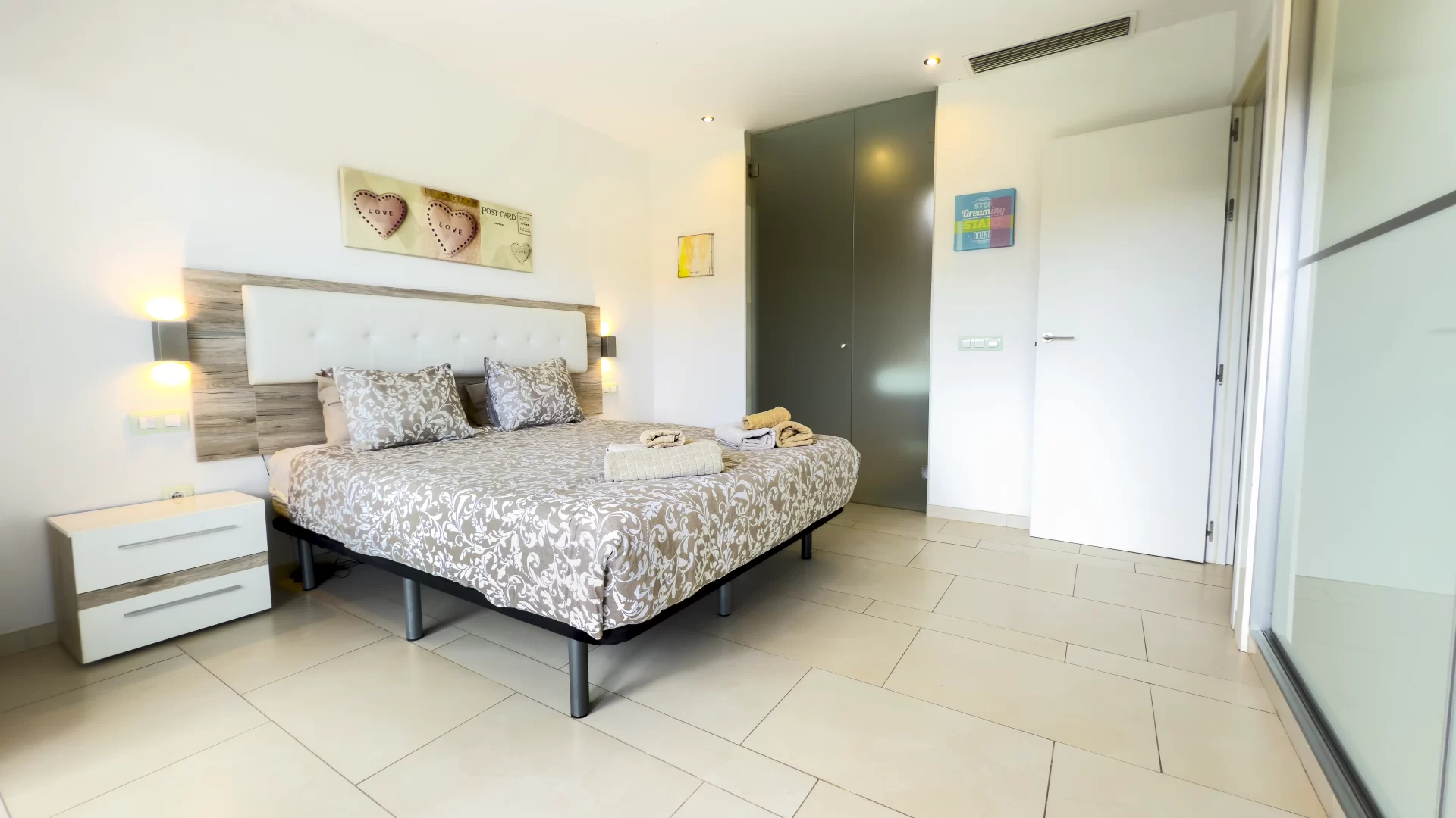 Spacious master bedroom with en-suite bathroom at Las Olas apartment