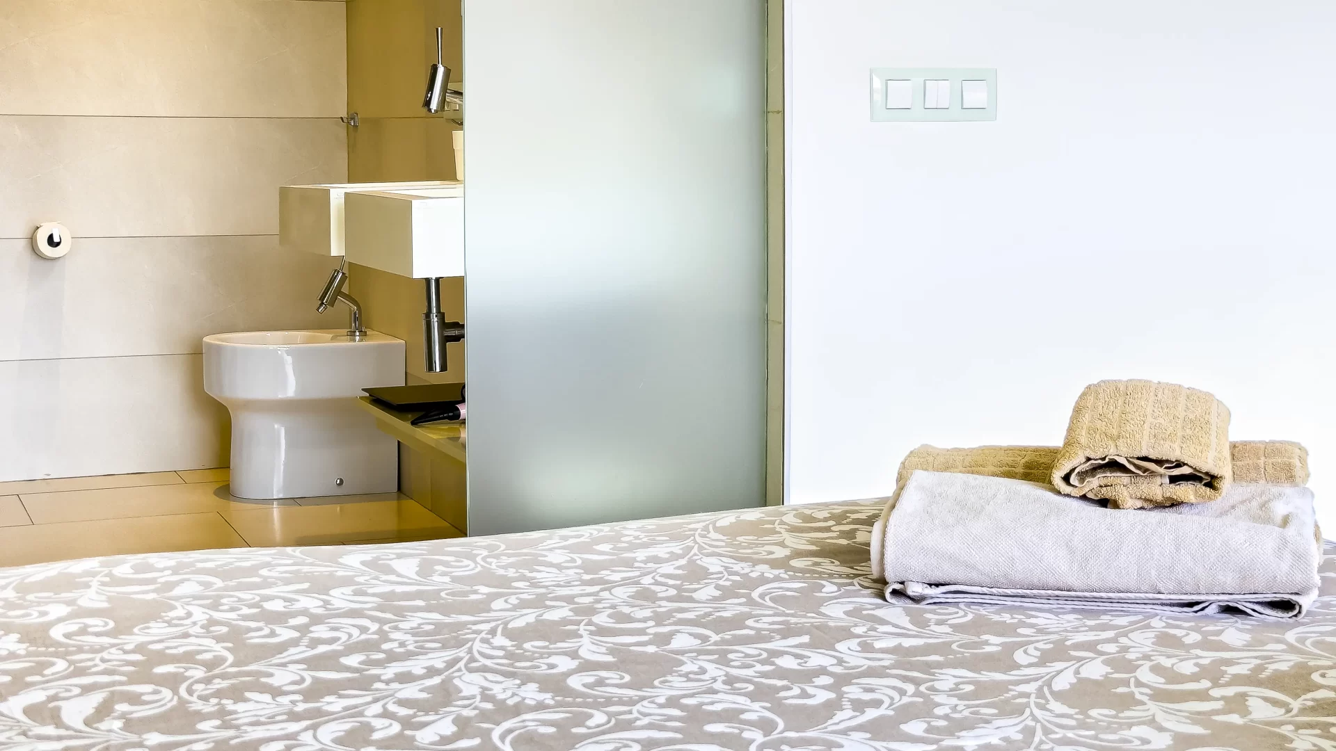 Master bedroom with en-suite bathroom at Las Olas holiday apartment in Palm-Mar