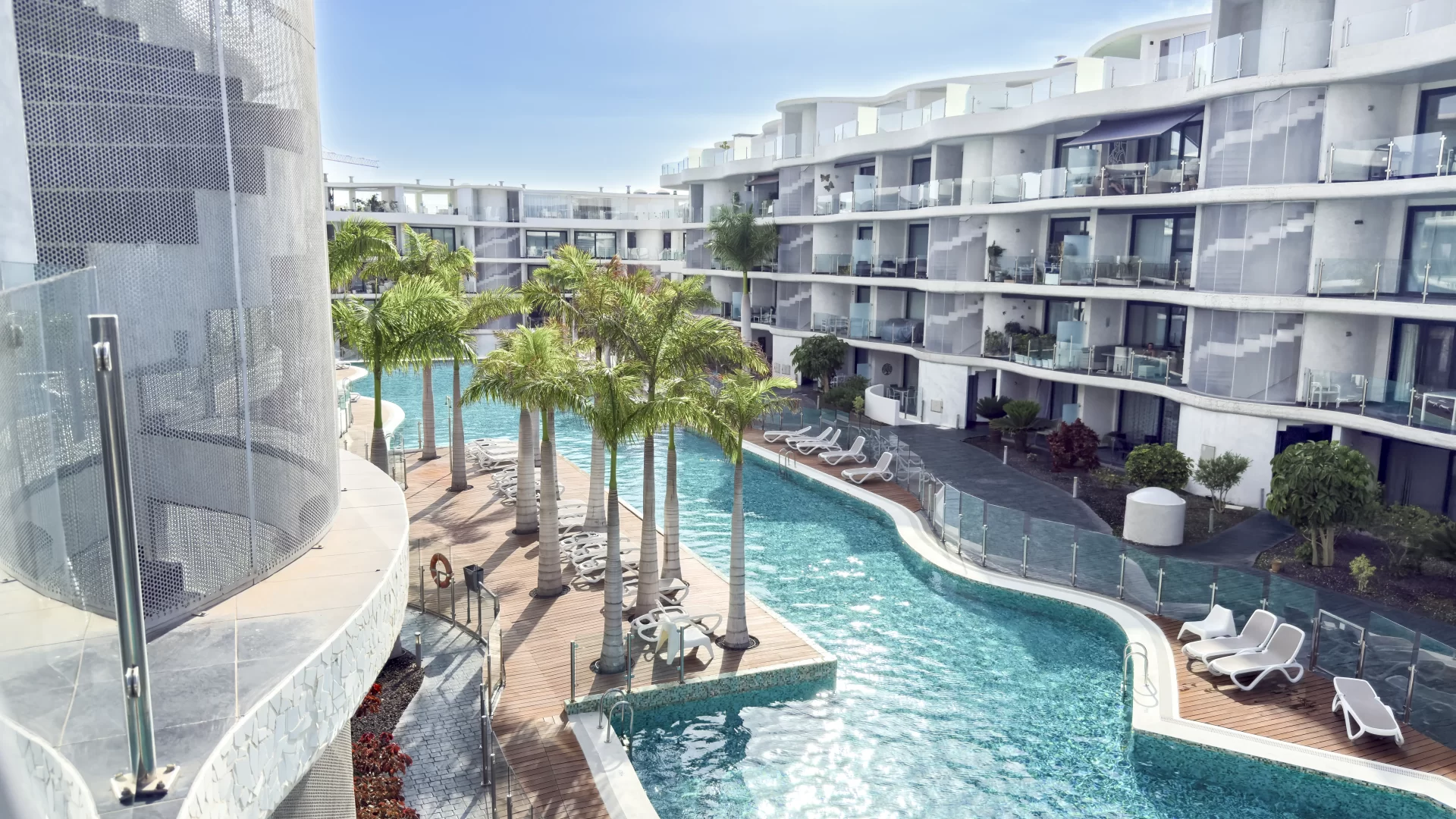 Las Olas Apartment with pool views