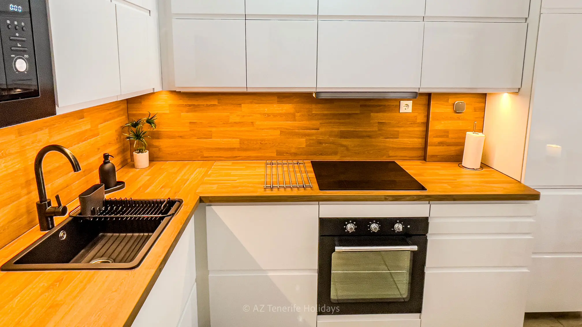 Well-equipped Kitchen for Delicious Meals at Tenerife Relax Apartment