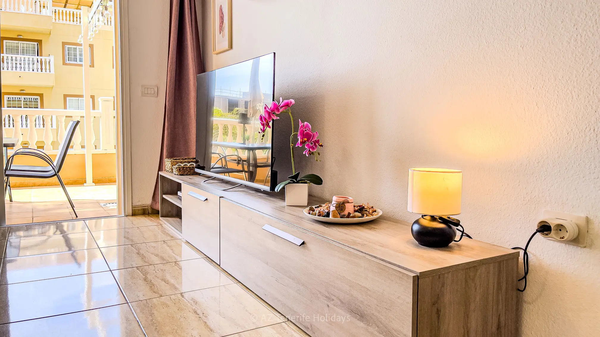 Living room with smart TV at Tenerife Relax Apartment