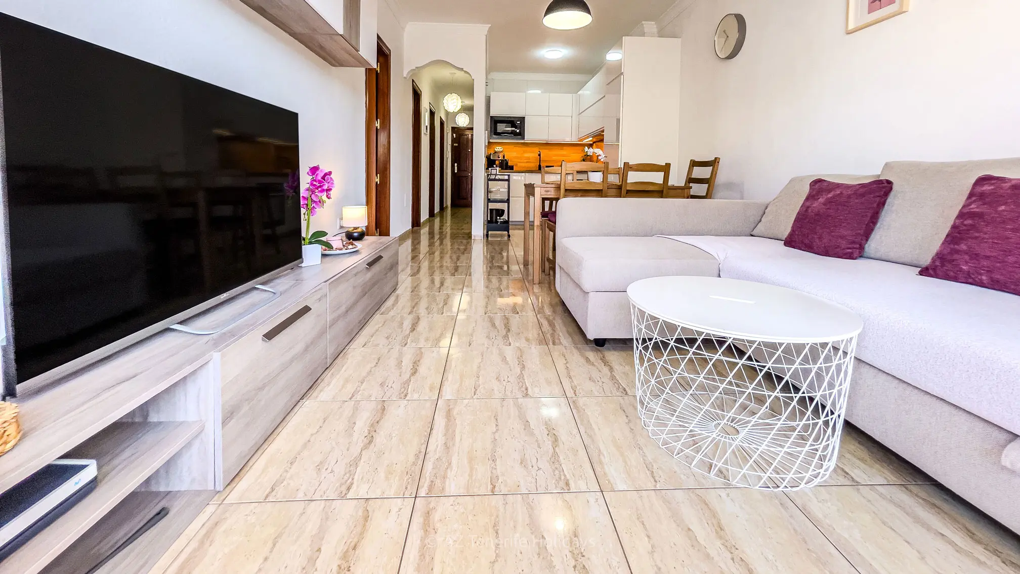 Spacious Living Room with Comfortable Seating at Tenerife Relax Apartment