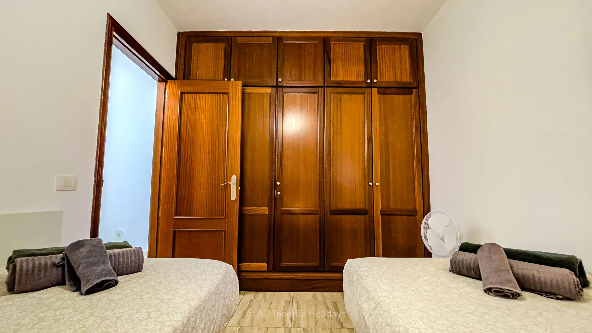 Beds and wardrobes of the twin room in Tenerife Relax Apartment in Palm-Mar, Tenerife