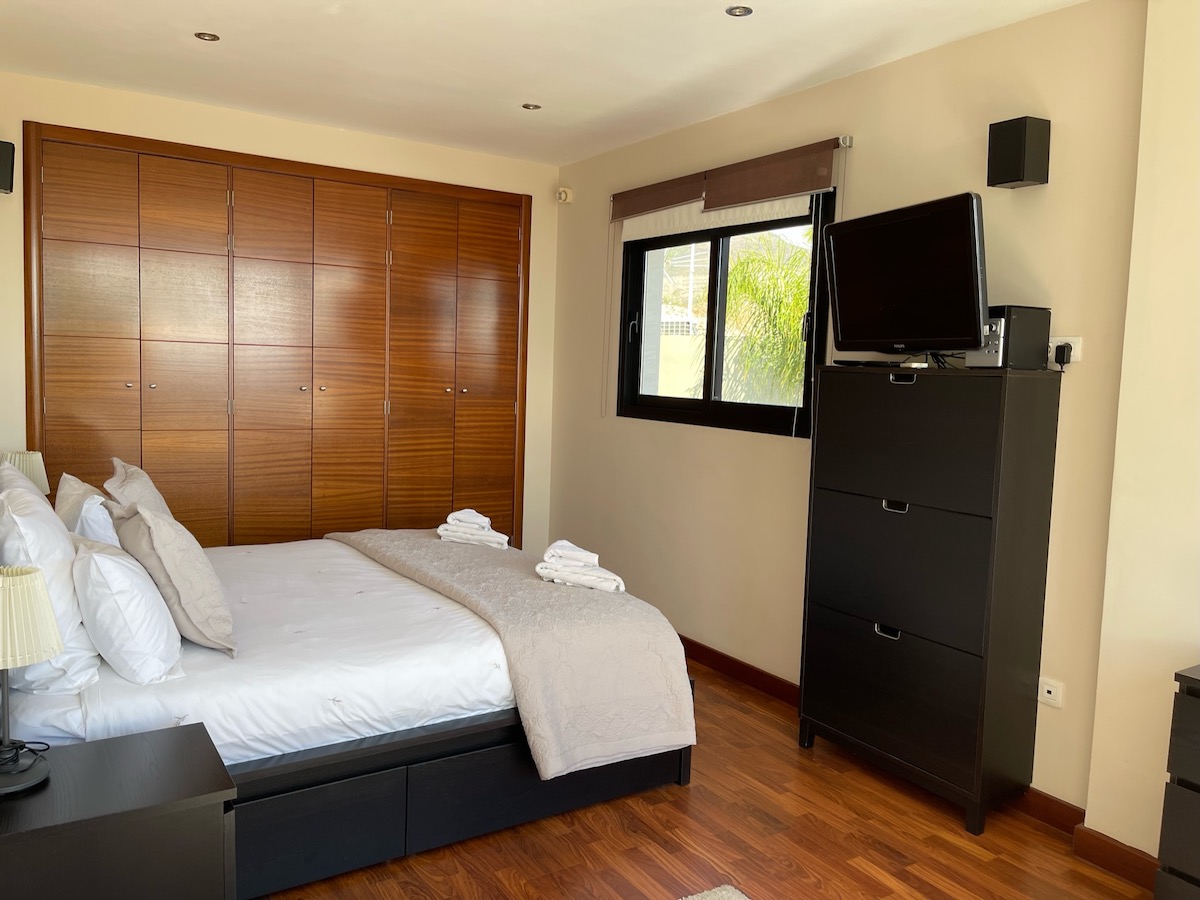 villa-julia-costa-adeje-master-bedroom-3